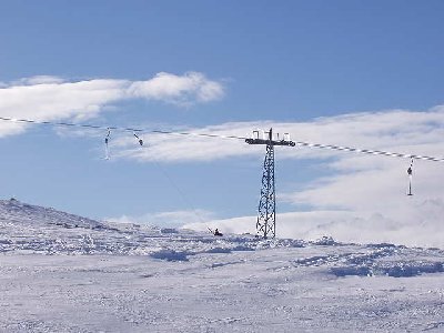 Ohh noch ein Skifahrer am Lift. Die Pistenpatroulie