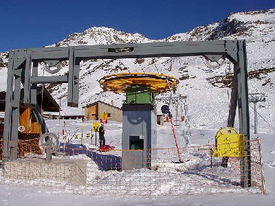 Alter WSO Skilift daneben mit Kombinierter Antrieb und Spannung im Tal.