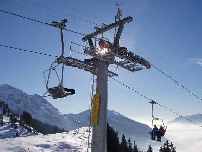 2 KSB mit den alten Regau Sessel. Fährt übrigens 5m/s wenn man die Bahn voll ausnützen würde. :-(