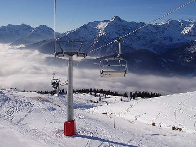 Die KSB ersetzte aber nicht wie im Konzession vorgesehen den Skilift sondern geht nach rechts weg weiter in unerschlossenes Gebiet bis zum Lago di Cari und zählt somit als Astreine neuerschliessung.