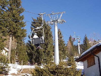 Trasse verläuft durch lichten Wald. Baujahr 2001