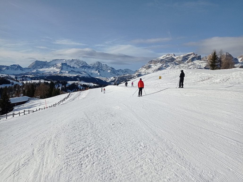 Blick vom Piz la Ila zur Marmolada, davor Padonkamm, rechts die Sella