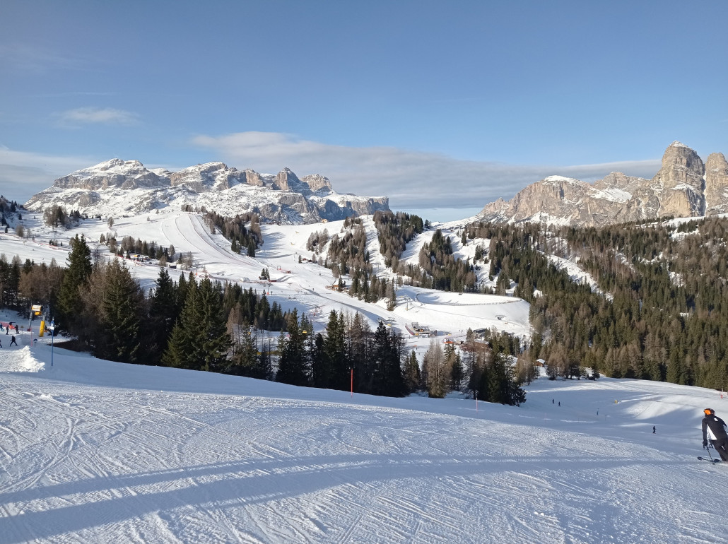 Blick vom Piz Sorega: Sellagruppe, Grödner Joch, Sassongher