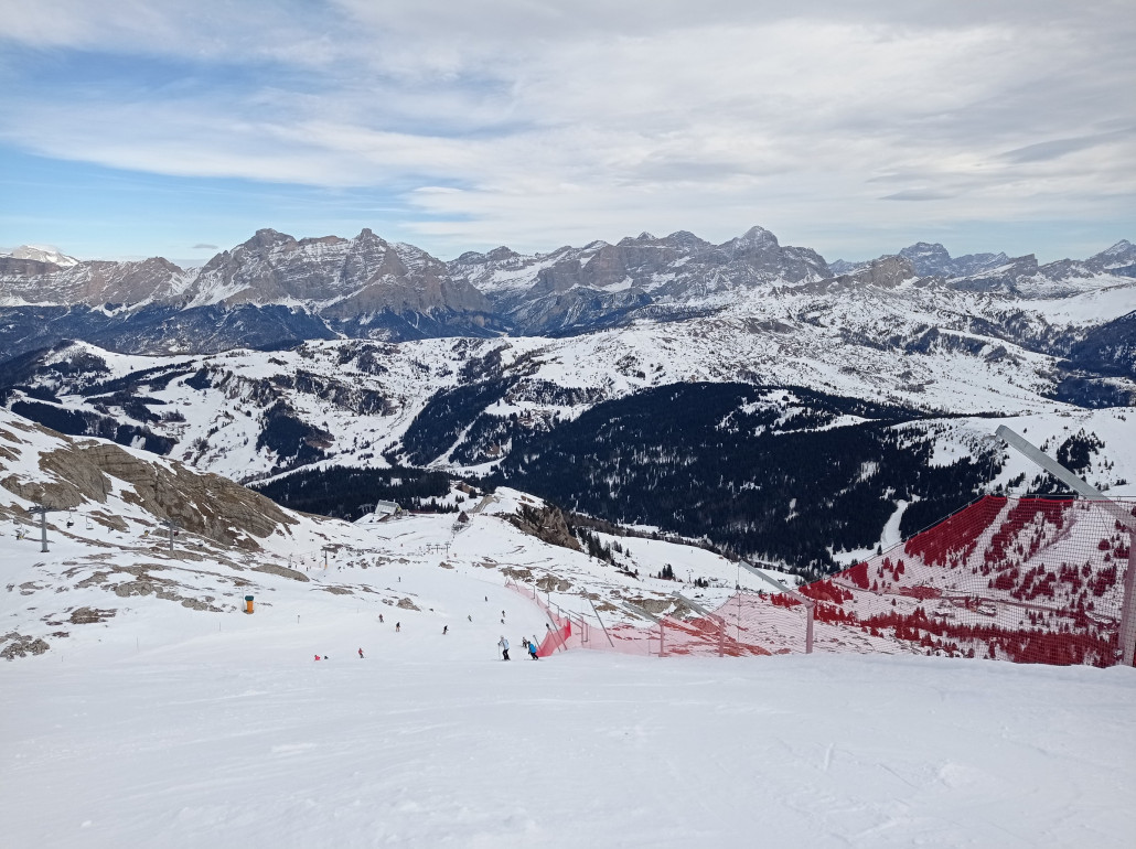Auch vom Vallon: Panorama mit Heiligkreuzkofel, Conturines, Fanesgruppe, Tofana, hinten lugt der Monte Cristallo durch. Davor das blaue Meer