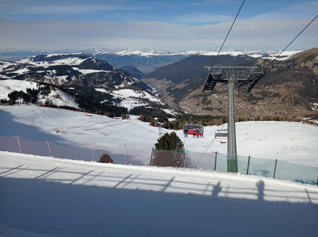 Blick übers Grödner Tal zum Alpenhauptkamm