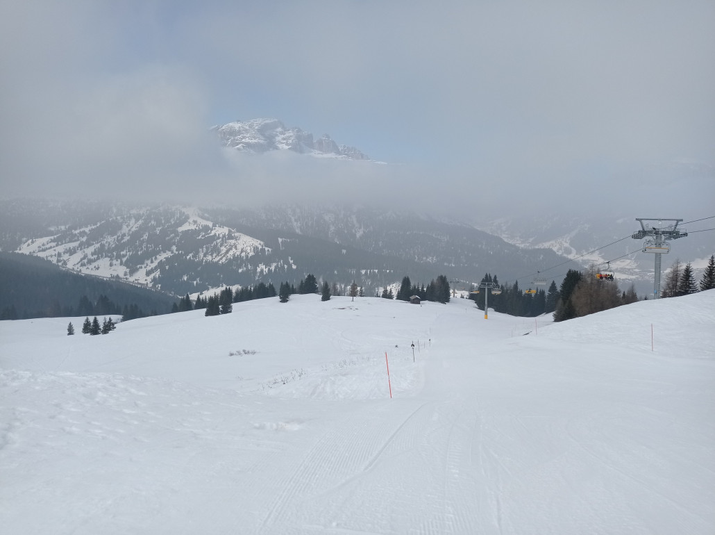 An der Pralongia, die Wolken lichten sich und die Sella lugt heraus