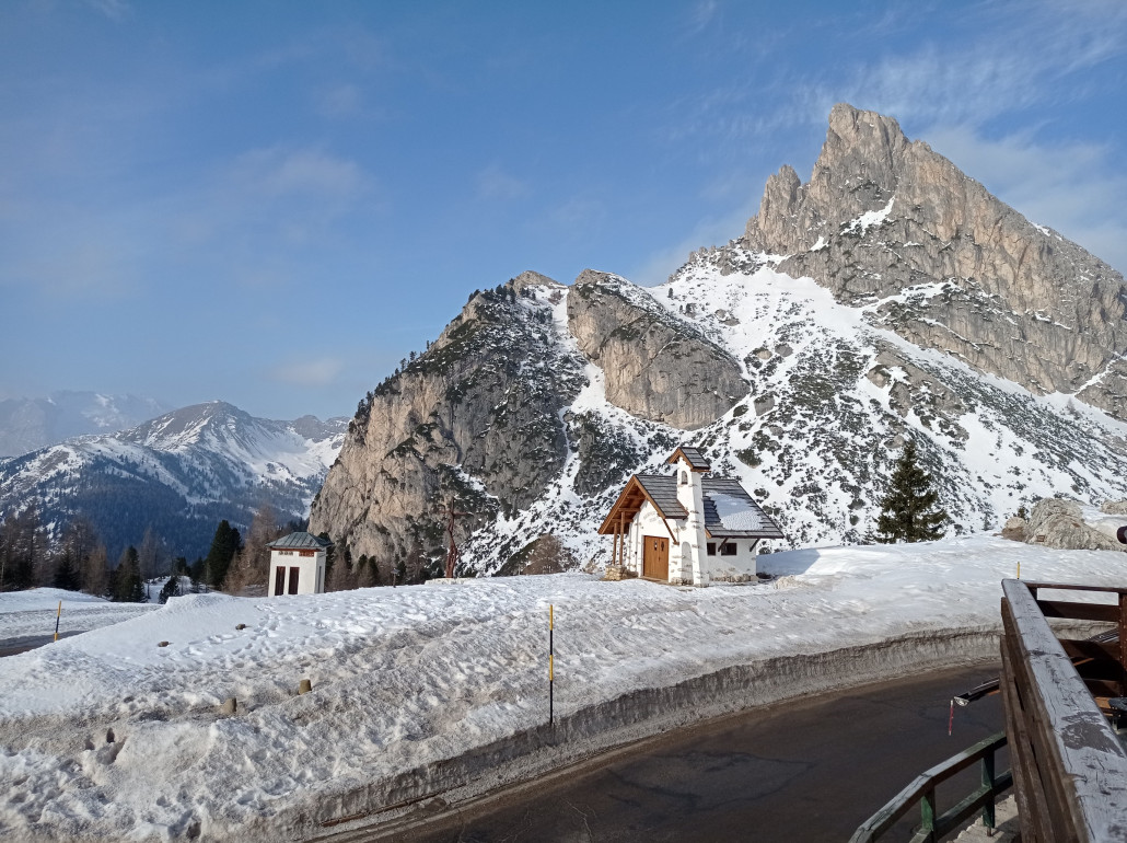 Am Passo Falzarego, darüber der Hexenstein, links dahinter Col di Lana