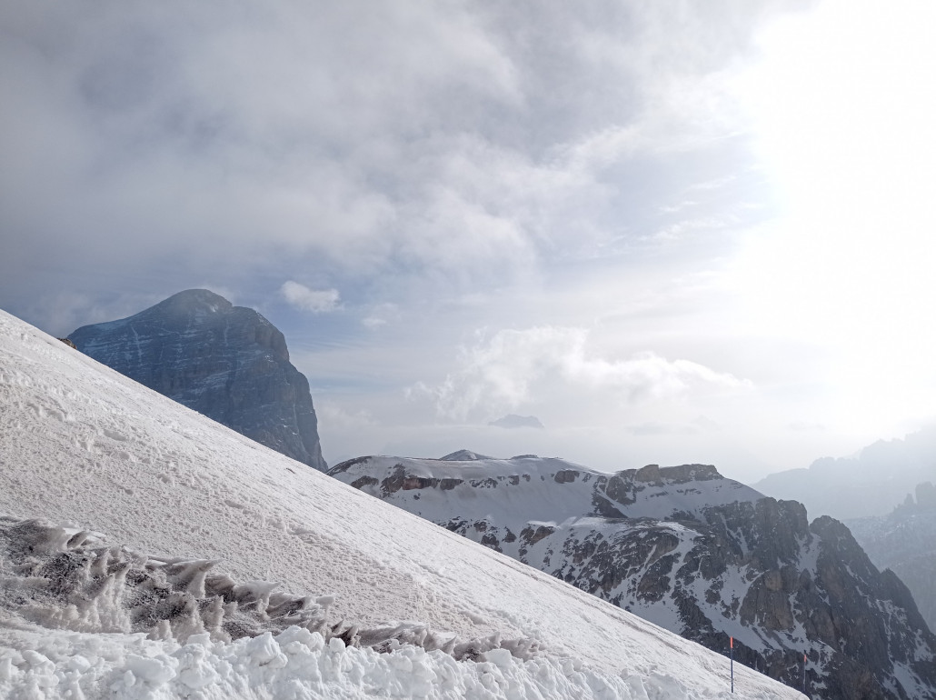 Lagazuoi-Abfahrt mit Blick auf Tofana und Col dei Bos
