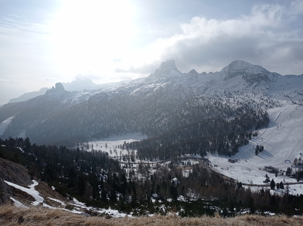 Auch heute wieder mystische Wolken-/Dunststimmung. Blick auf 5 Torri, Croda da Lago, Nuvolau, Croda Nera