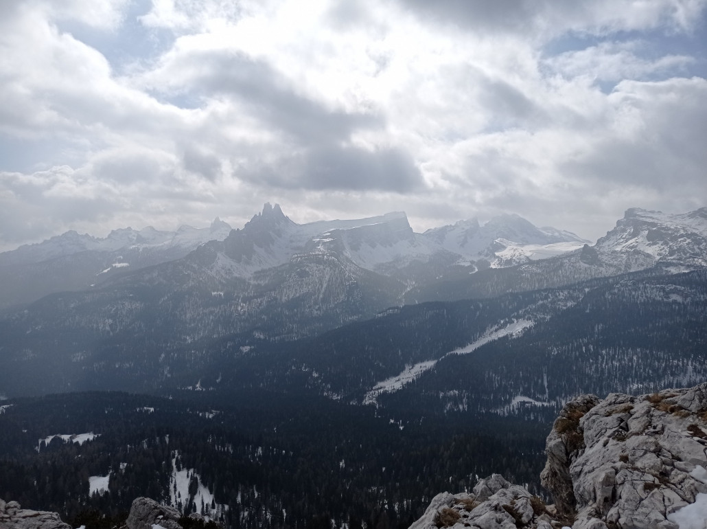 Pomedes-Panorama mit dem vielzackigen Croda da Lago
