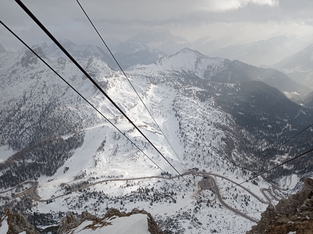 Tiefblick auf den Passo Falzarego vom Lagazuoi
