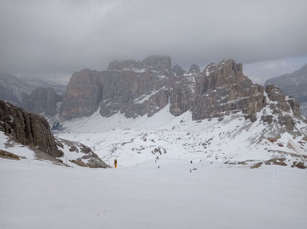 Abfahrt unter den Fanesgipfeln