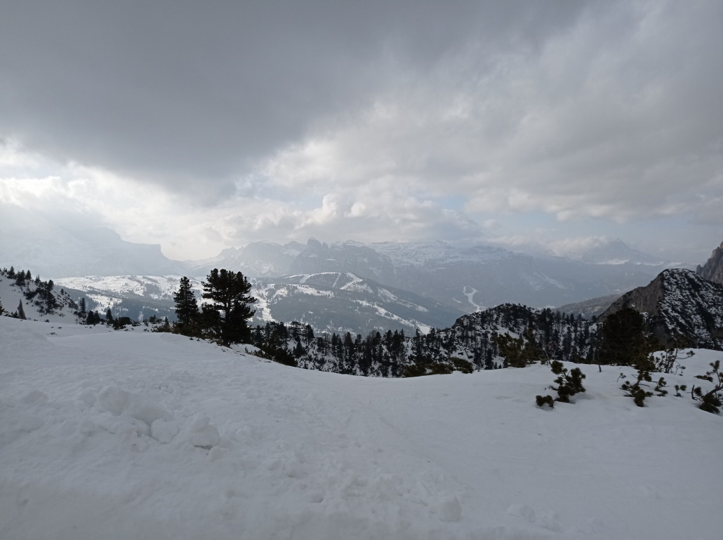 Blick Richtung Alta Badia, vorn Piz Sorega, hinten Grödner Joch