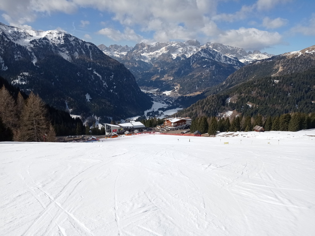 Blick über Pecol ins Fassatal