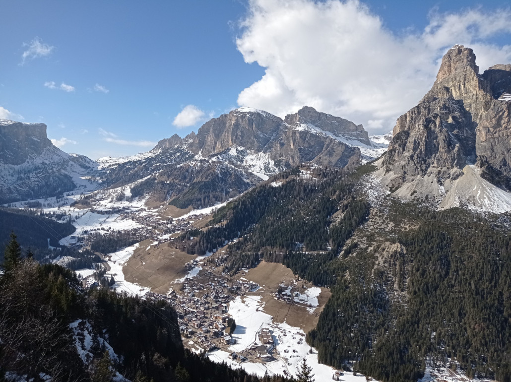 Blick vom Col Alt Richtung Grödner Joch auf apere Südhänge