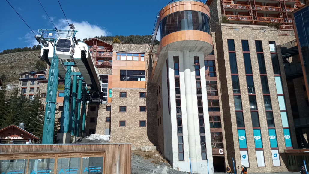 Hinter den Länglichen Fenstern befinden sich Aufzüge