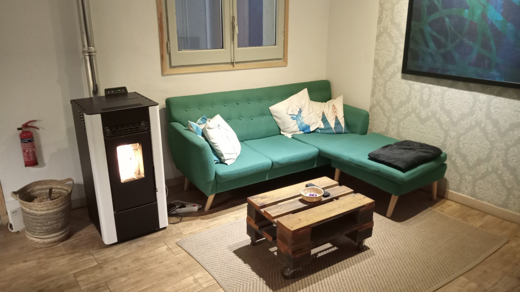 .... mit Holzpellets. Daneben die wirklich brauchbare Sitzecke.