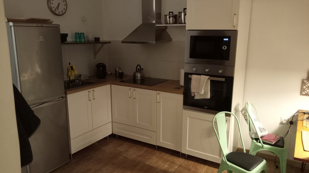 Gegenüber die Küche.