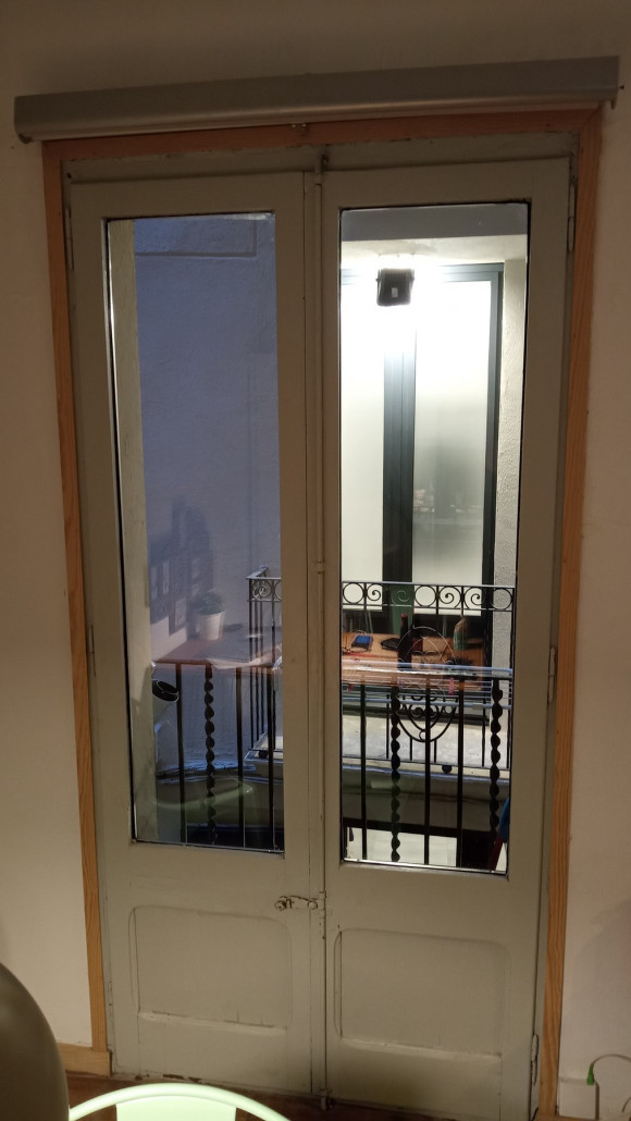 Einen klitzekleinen Balkon hab es auch.