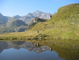 91-Rastkogel spiegelt sich in Bergsee.jpg