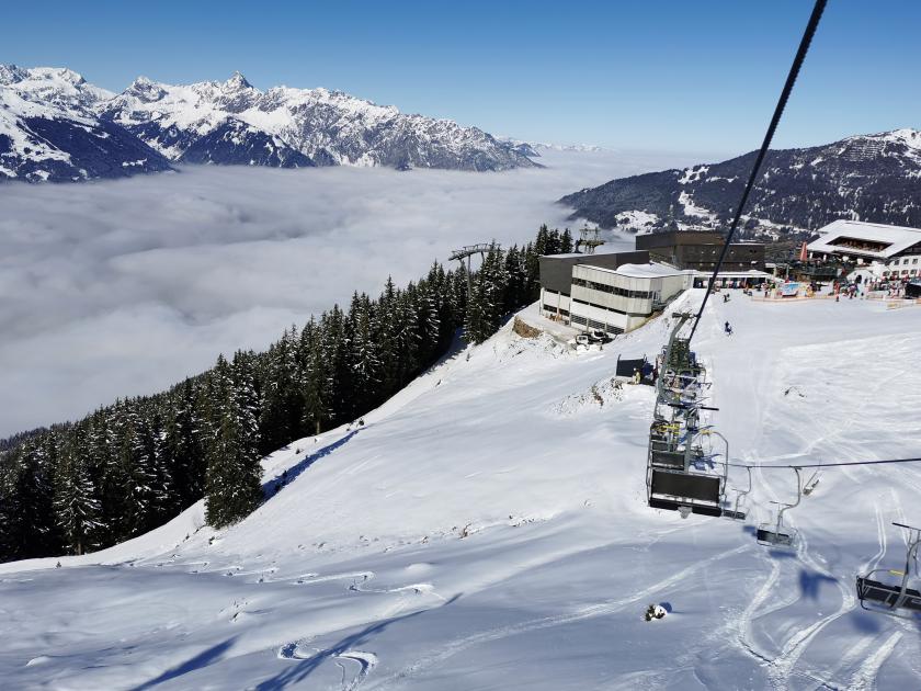 2. Bereits über den Wolken. Weiter gehts mit der Sennigratbahn. Schön steil und gewaltige Aussicht..jpg