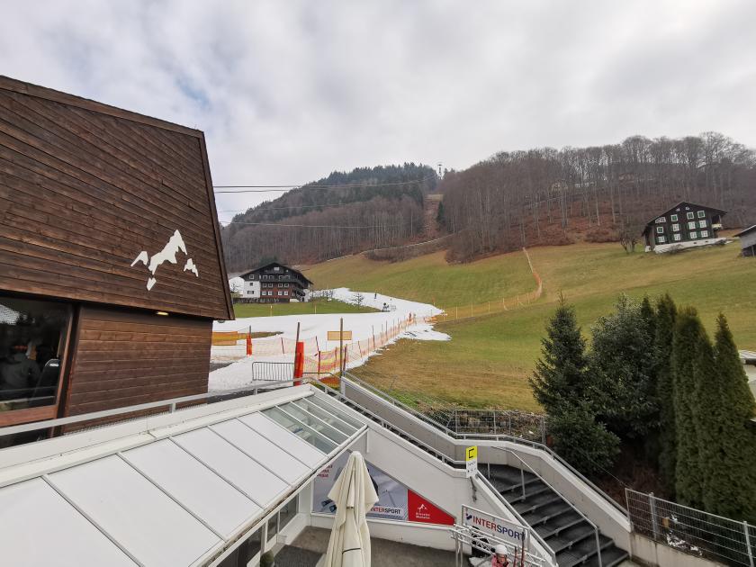 4. Und es geht gleich hinunter bis ins Tal über die äußerst lange Talabfahrt, bis zu Hochjochbahn. Hier unten im Tal fehlt allerdings ein wenig der Schnee..jpg