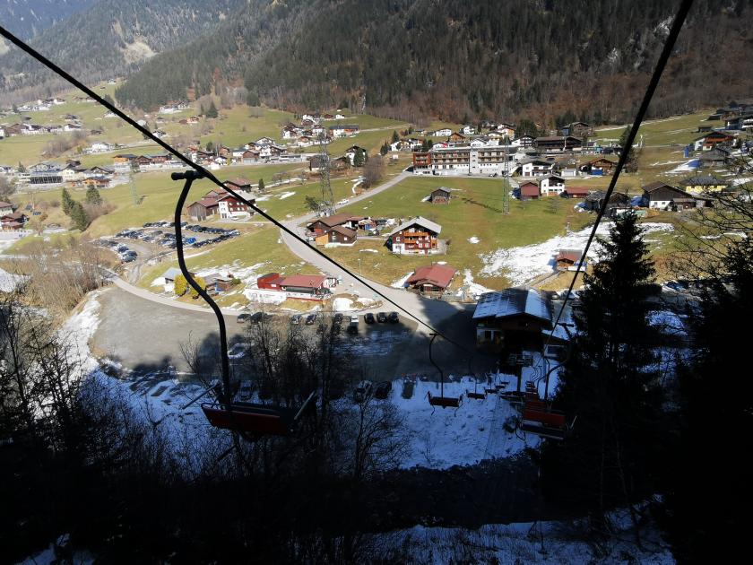 7. Nach ewig langer Talfahrt mit Grasjoch. und Bergfahrt mit Valiserabahn, gehts weiter zur Garfreschabahn. Leider auch hier wenig Schnee im Tal. Deswegen auch die schwarze Abfahrt 20d geschlossen..jpg
