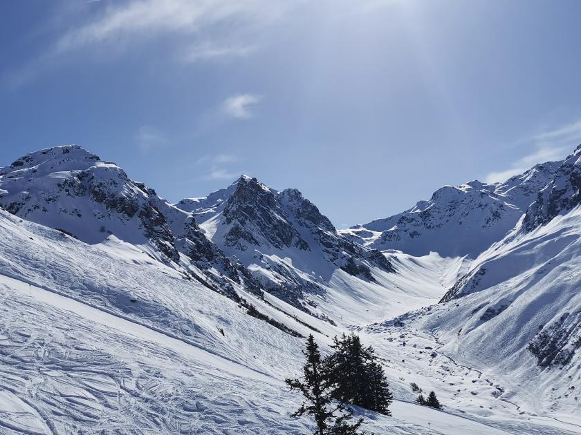 9. Oben natürlich ein gewaltiges winterliches Bergpanorama..jpg