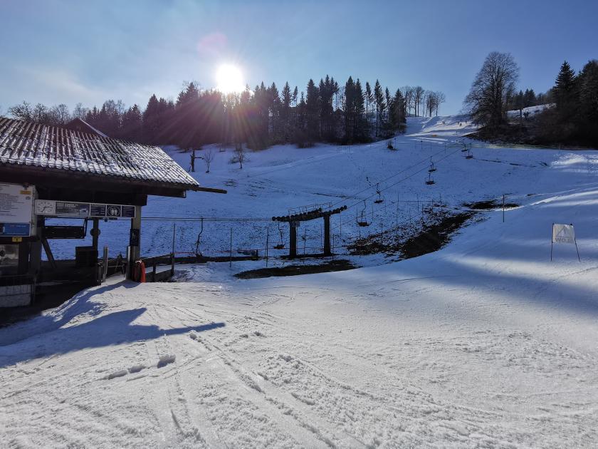 1. Gestartet wird der Skitag an der gemütlichen Doppelsesselbahn mit dem Namenskuriosum - Einhornbahn. (Bild vom Nachmittag).jpg