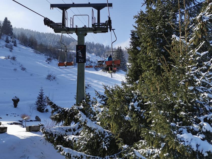 3. Schade, dass es diese gemütliche Bahn wohl nicht mehr lange geben wird. Wird man durch eine massentaugliche 10er Gondel ersetzen....jpg