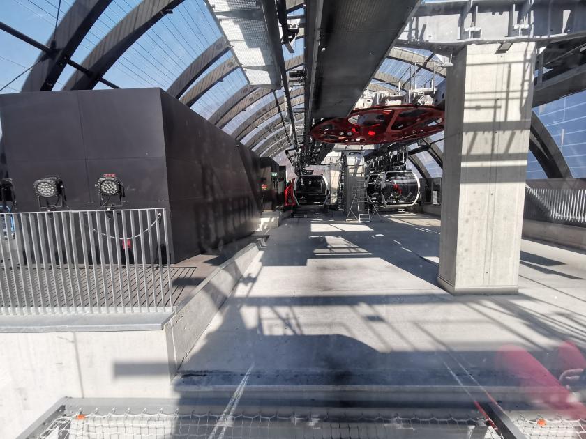 1. Was soll ich zur Valiserabahn sagen. Typische standard 10er Gondel. Stahlbetonbau. Grau in Grau mit Plastikfolie als Dach. Personal im Talstationsbereich habe ich keines gesehen. Fährt wohl autonom..jpg