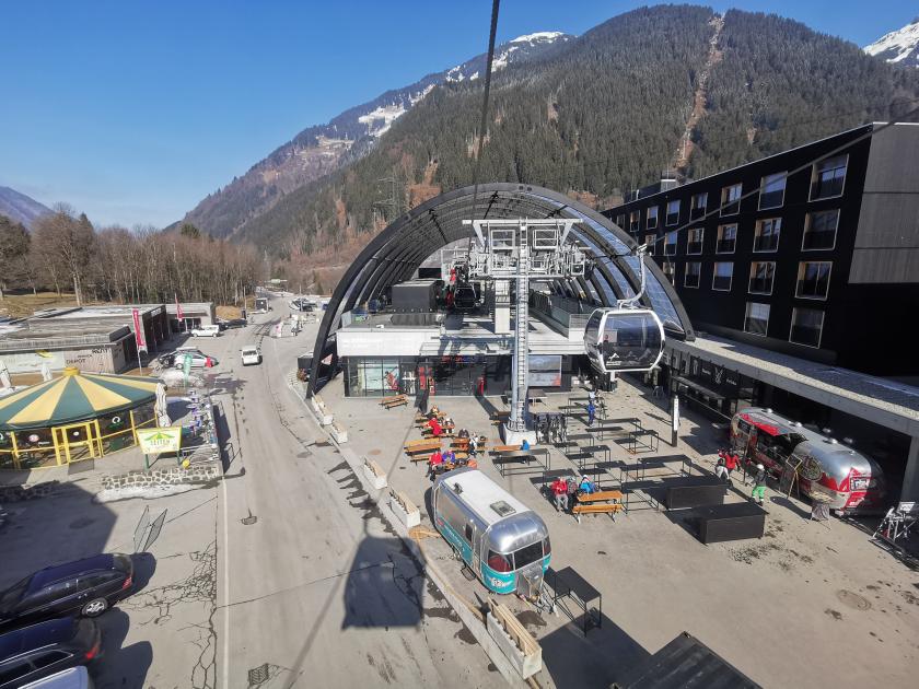 2. Neben der Bahn befinden sich allerlei Lokale für Speis und Trank. Leider auch hier friedhofsschwarz als Fassadenfarbe gewählt..jpg