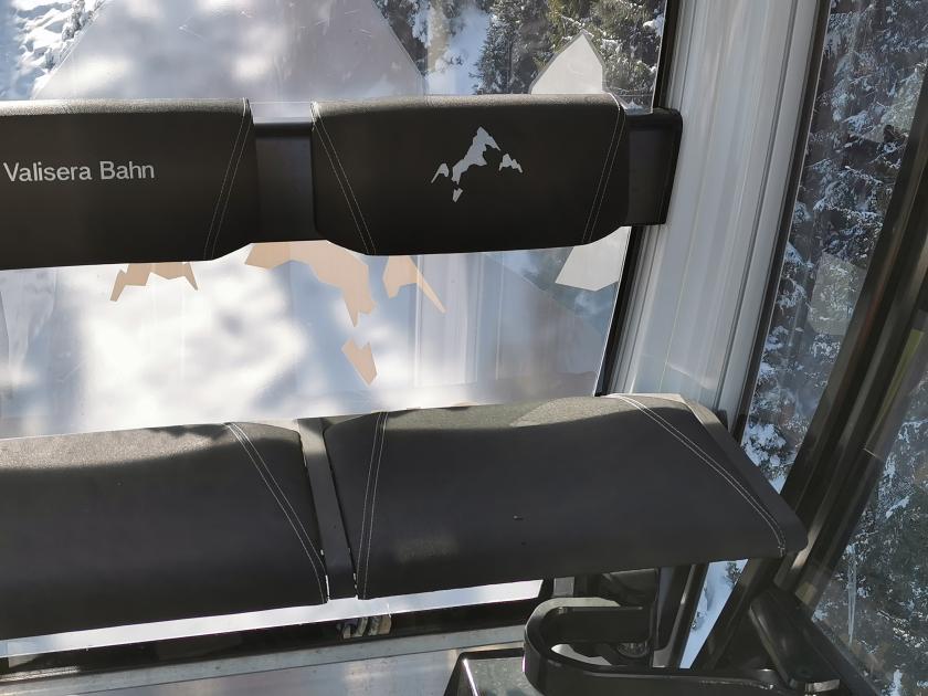 5. Die Sessel sind wenig bequem und voneinander abgegrenzt. Hier wird jeder Fahrgast aufgefordert auf seinem Platz zu bleiben und ja nicht 2 Sitzplätze zu belegen. Denn zwischen den Sitzen sitzen ist noch unbequemer..jpg