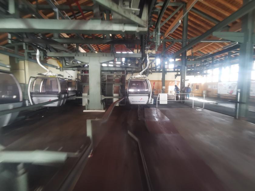 6. Hier die Stationsarchitektur der Versettlabahn als positives Beispielt. Viel Holz. Nirgends trostlos betrongrau. Sogar die Stahlelemente sind grün gefärbt. Personal ist vorhanden und hilfsbereit..jpg