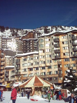 Avoriaz: <br />man beachte das Kinder Karoussel direkt an der Piste