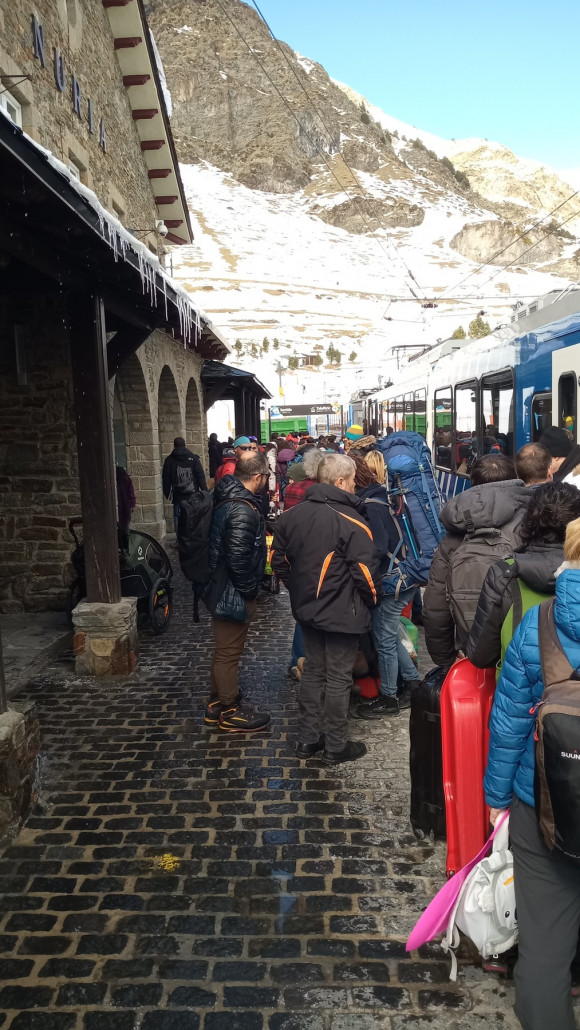 Gut gefüllt der Bahnsteig für die Talfahrt.