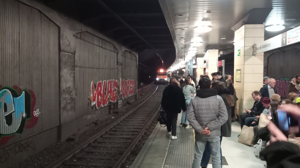 Bei der RENFE sind wir fündig geworden! Aber dem dazugehörigen Fahrzeug sah man dei vielen Kilometer im S-Bahn Verkehr an und war innen wieder tip-top sauber.