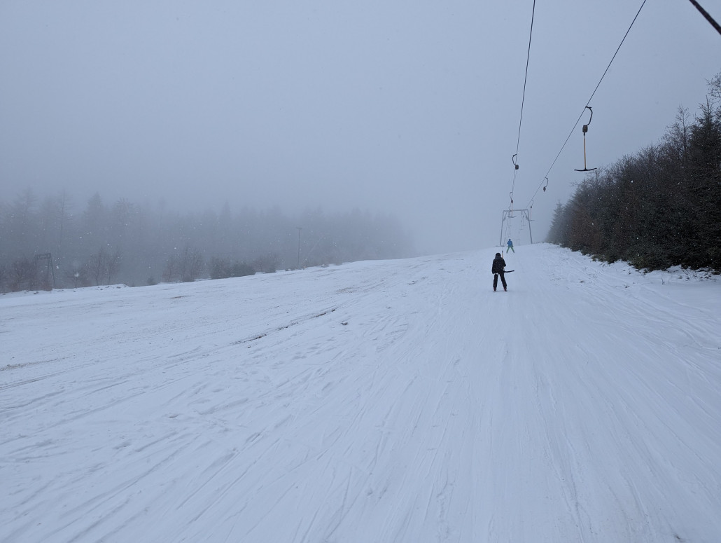 Von kleinen Lanzenhügeln abgesehen nur Naturschnee.