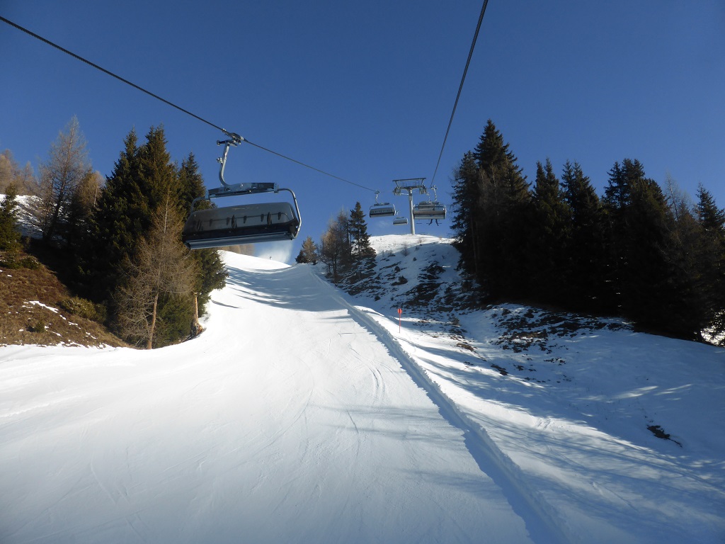 und drin, die Bahn macht 770 hm, die zugehörige Piste war oben gut, im Mittelteil war es mir wegen des hier durchgefrorenen Kunstschnees etwas zu hart