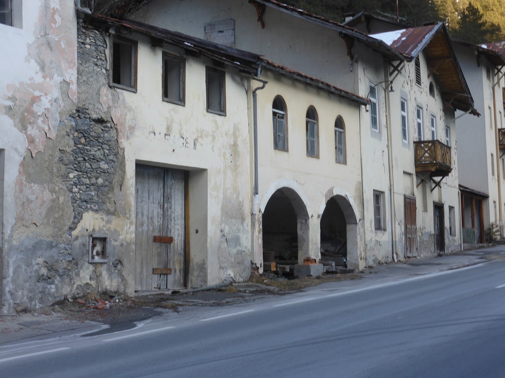 Fazit: ausgezeichneter Tag, von einigen Abschnitten abgesehen super Schnee, Andrang auch noch im Rahmen. Zum Abschluß noch ein "lost Place" Ein paar Kilometer außerhalb von Nauders modert dieser ehemalige Gasthof schon seit Jahren vor sich hin. Interessanter morbider Charme..