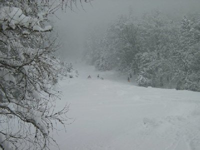 Skifahrer bei der Ausfahrt aus der Südrinne. Zum Glück waren wir früher dran.