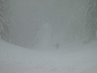 Einfahrt in die Südrinne. Leider zog da grad Nebel rein. Gernot steht schon weiter unten in der Nähe beim markanten Felsen (unser Alamo in Fall von Lockerschneerutsch)