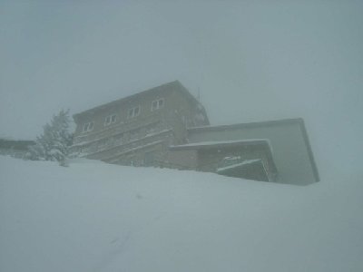 In der Südrinne. Blick zur Bergstation und Alpengasthof (nettes Restaurant mit Hotelbetrieb)