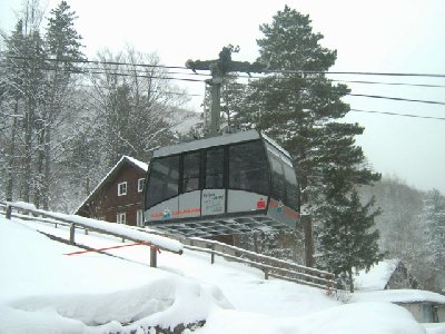 Gondel der Raxseilbahn bei der Einfahrt in die Talstation