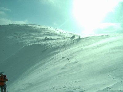 Blick vom Ganzeben Richtung Stuhleckgipfel. Typisch für das Stuhleck führt der Wind zu stark windgepressten Schnee in diesem Bereich.