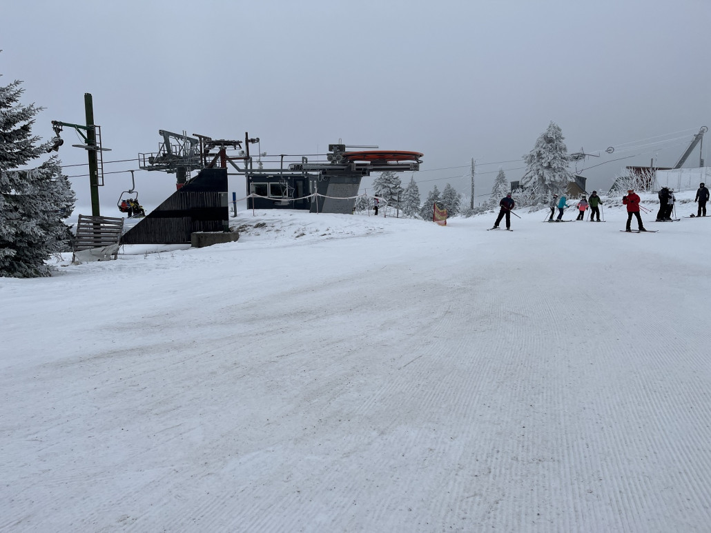 Bergstation 4SB Suzuki und Zufahrt zu den Pisten 9 und 10 leider ein Minenfeld, kann man nur am Rand umfahren