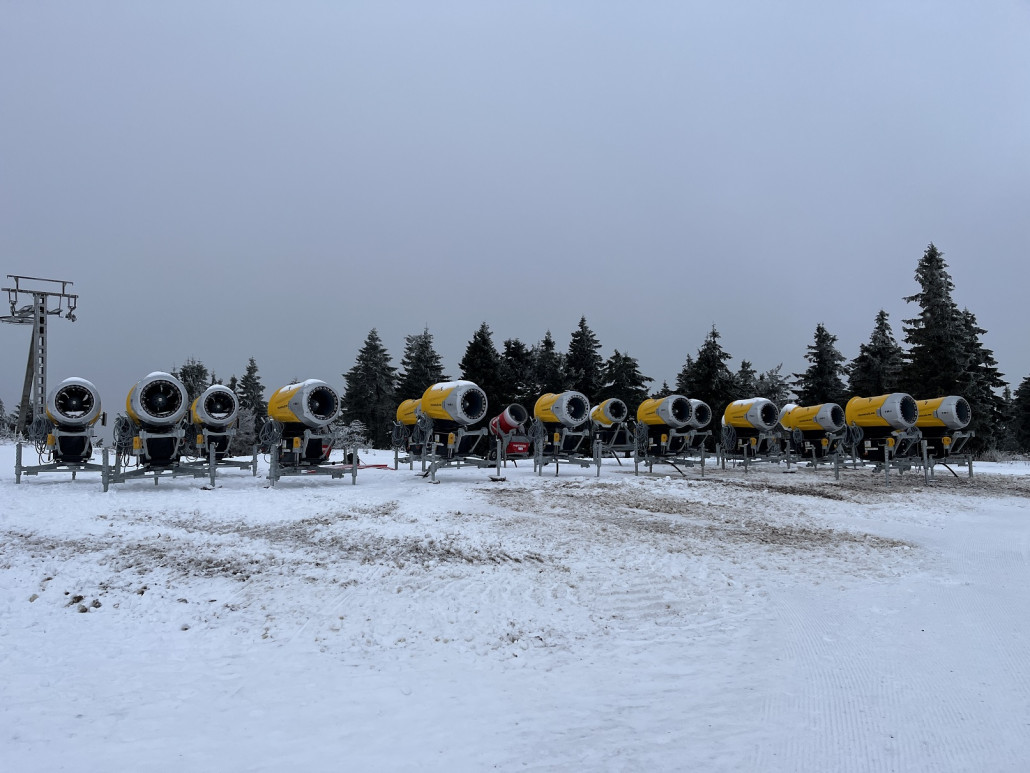 Gleiche Stelle um 90° den Blick gedreht stehen 18 Propellermaschinen bereit für den Abtransport