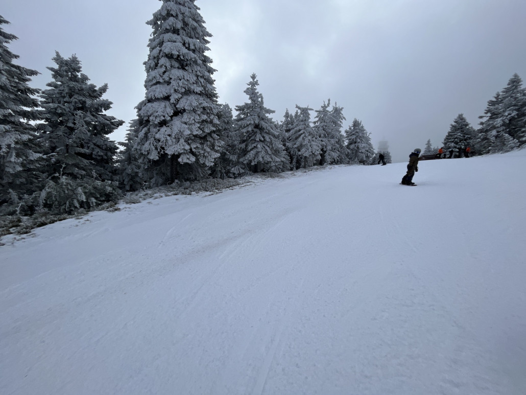 Innenkurve sieht man wie knapp der Auflage ist, da drückt ein Streifen mit Steinen durch, der nächste Regen wird das freilegen