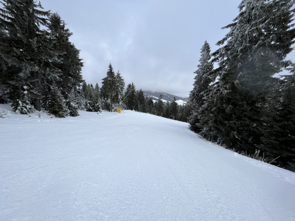In normalen Wintern gibt es am Pistenrand eine Kante, dieses Jahr nicht, auch sind keinerlei Depots vorhanden