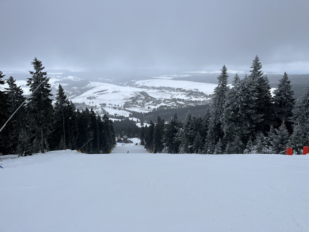 rechts war ein Kurs gesteckt, die anderen 2/3 Pistenbreite aber toll zu fahren...